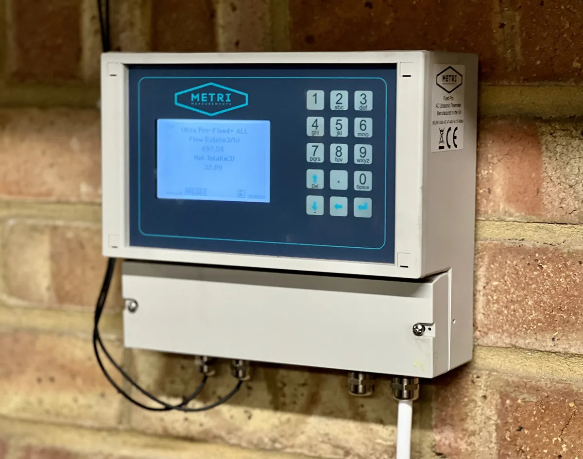 Seztec IC-UPF fixed clamp-on ultrasonic flow meter with 1 to 2500 turndown ratio